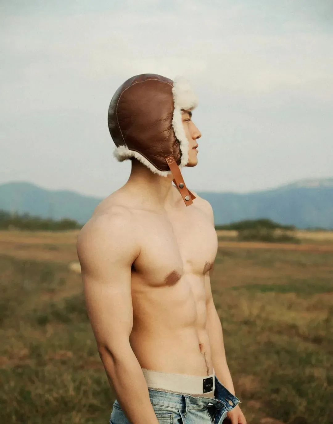 云南肌肉男神刷屏，城市野性写真让网友集体缺氧！
