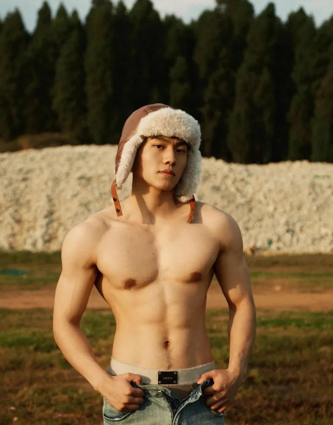 云南肌肉男神刷屏，城市野性写真让网友集体缺氧！