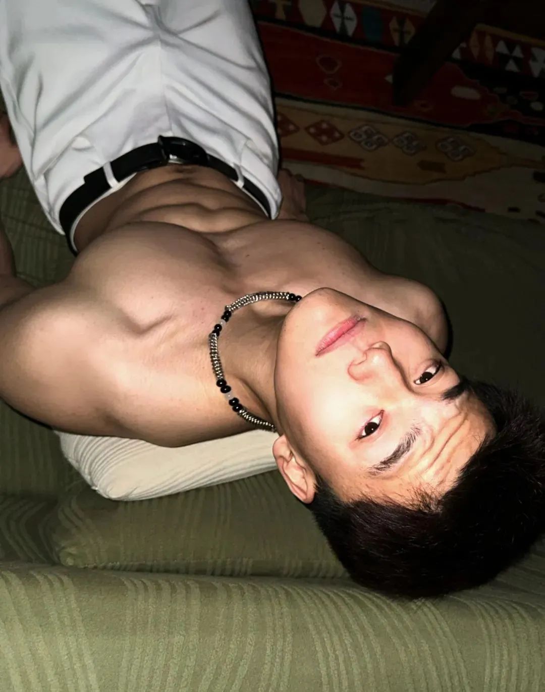 云南肌肉男神刷屏，城市野性写真让网友集体缺氧！