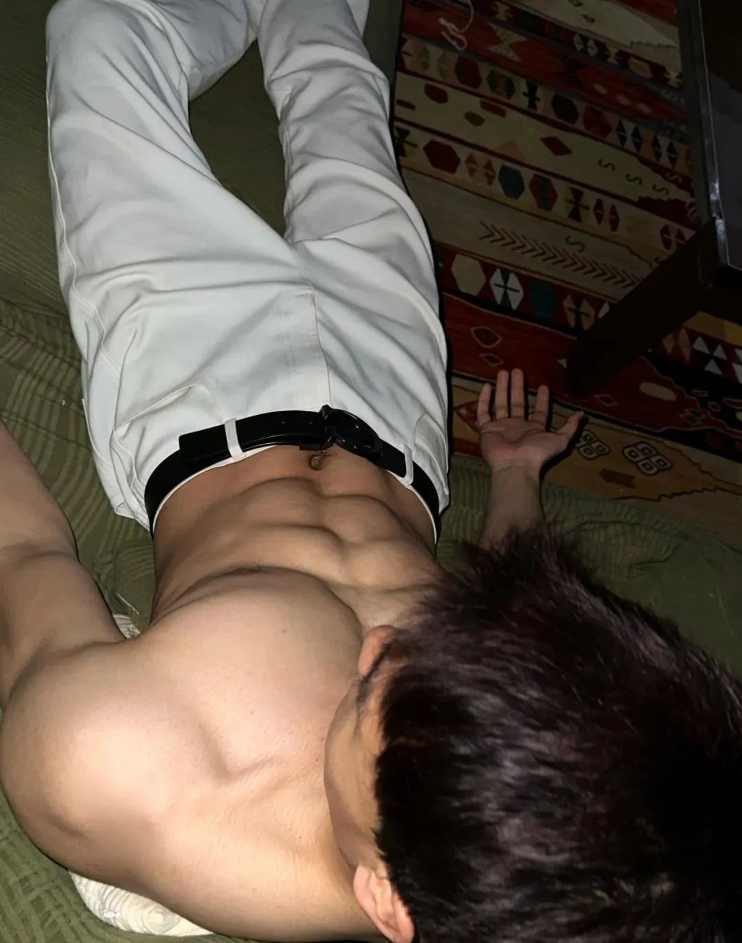 云南肌肉男神刷屏，城市野性写真让网友集体缺氧！