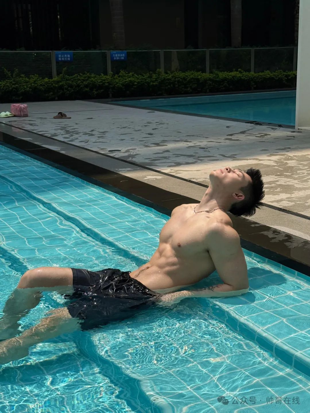 泳池宽肩窄腰肌肉帅哥，夏天让腹肌先行！