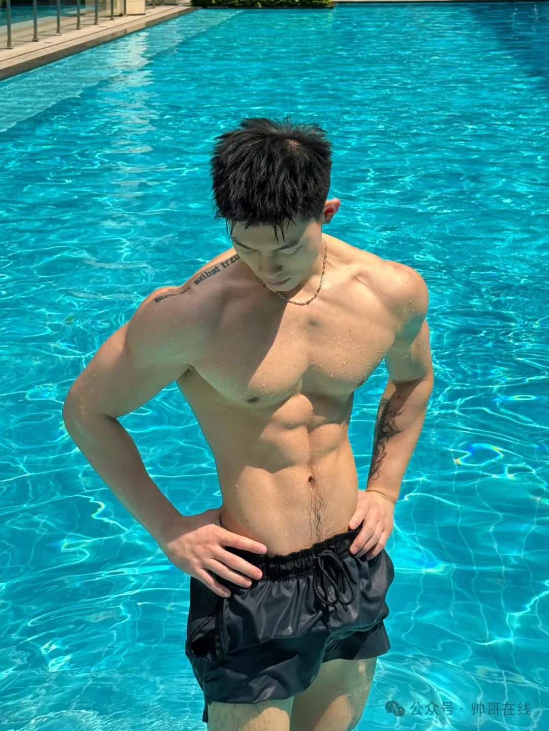 泳池宽肩窄腰肌肉帅哥，夏天让腹肌先行！