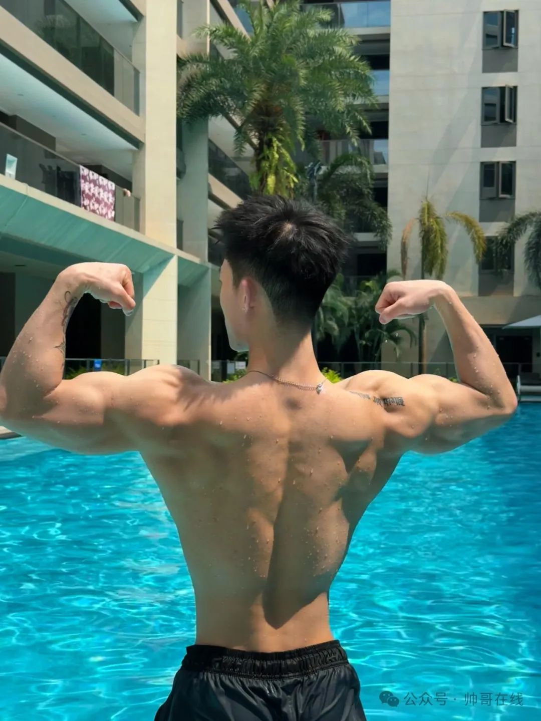 泳池宽肩窄腰肌肉帅哥，夏天让腹肌先行！
