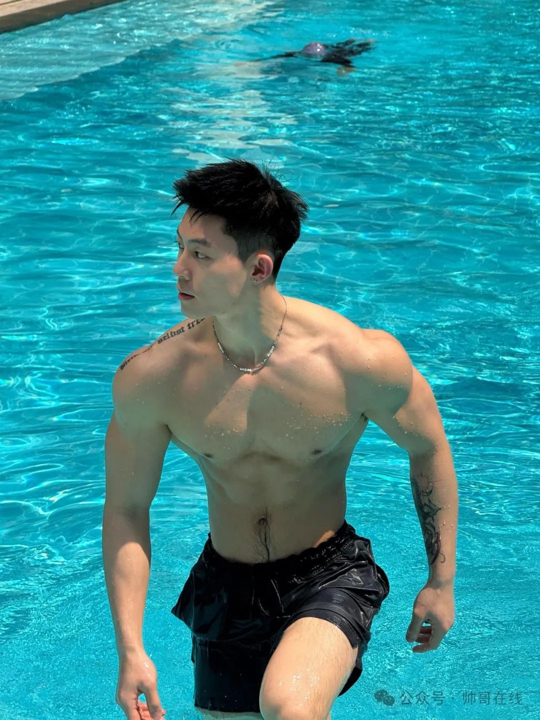 泳池宽肩窄腰肌肉帅哥，夏天让腹肌先行！