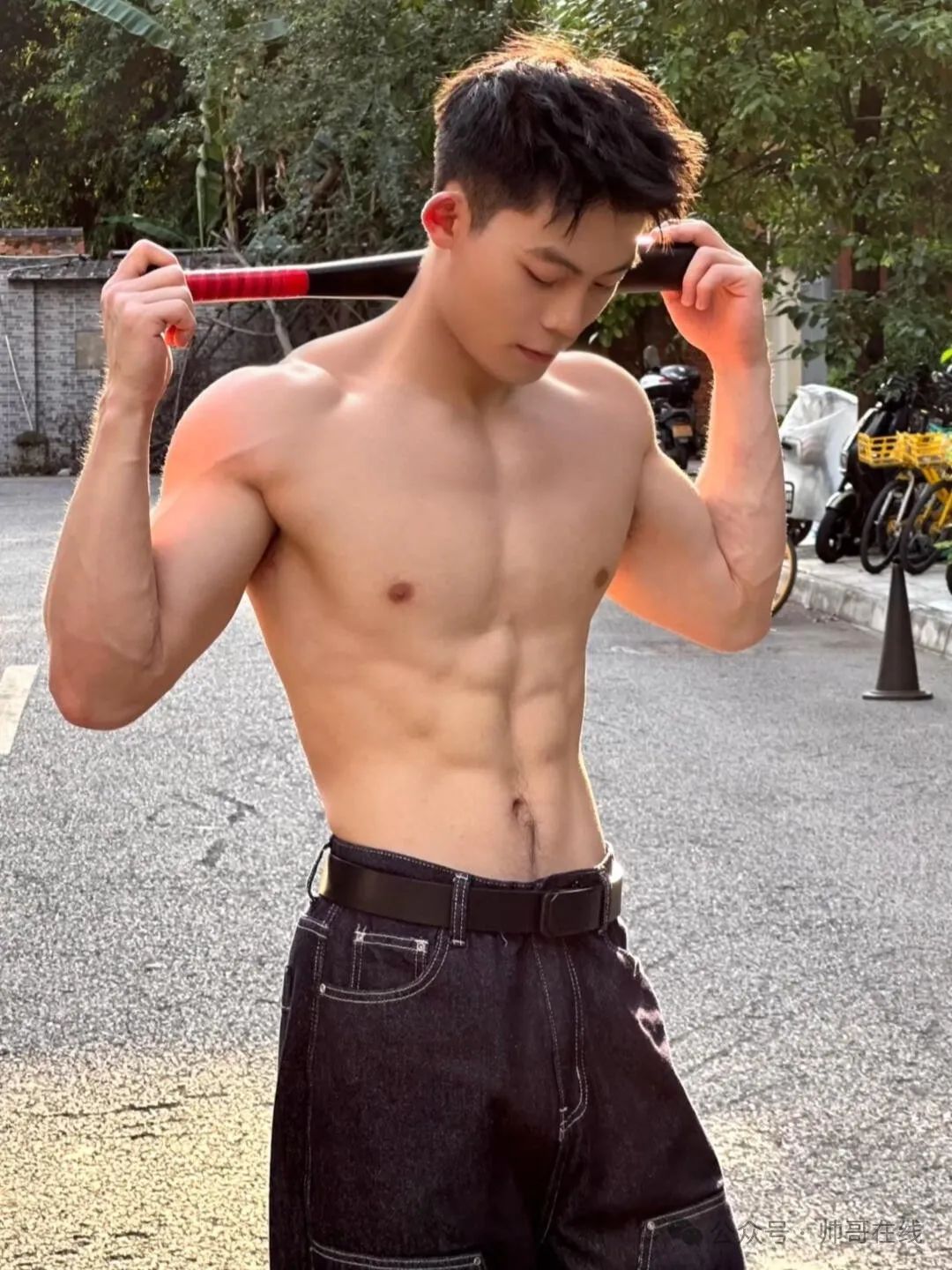 泳池宽肩窄腰肌肉帅哥，夏天让腹肌先行！