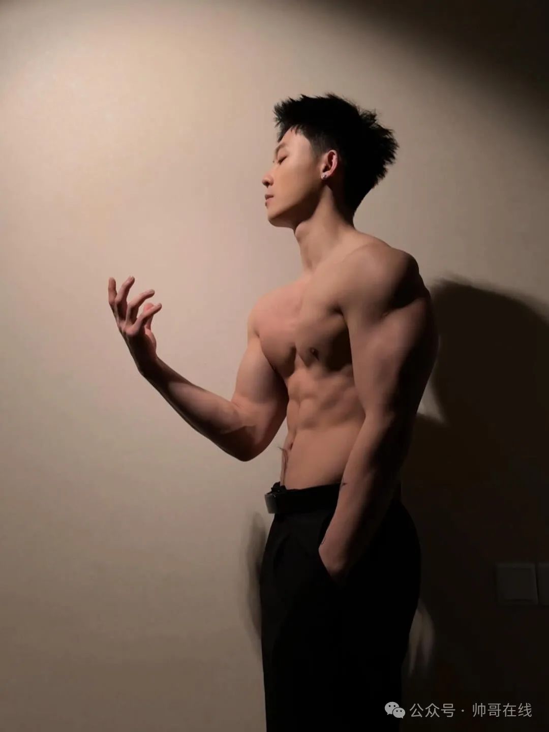 泳池宽肩窄腰肌肉帅哥，夏天让腹肌先行！