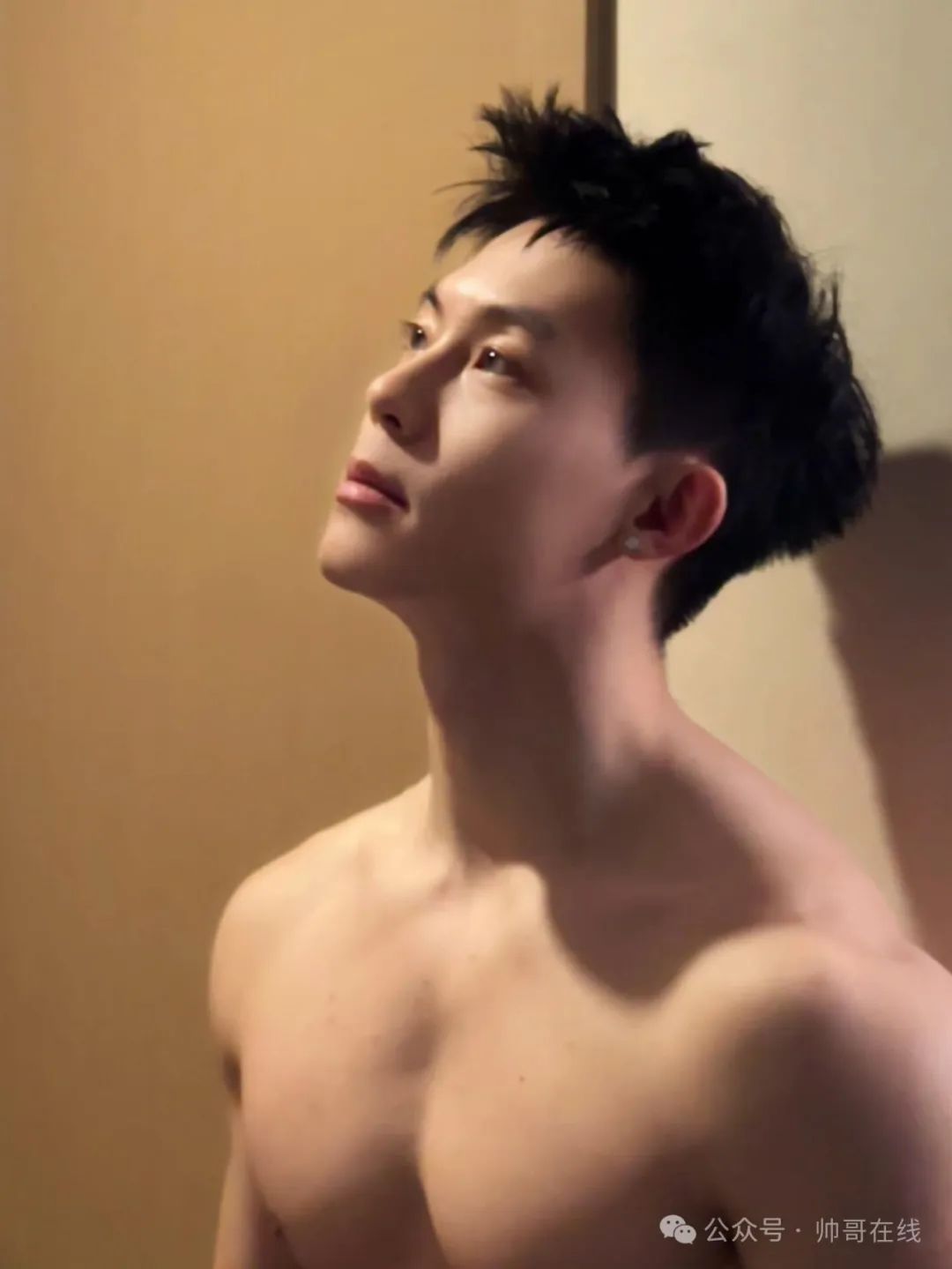 泳池宽肩窄腰肌肉帅哥，夏天让腹肌先行！