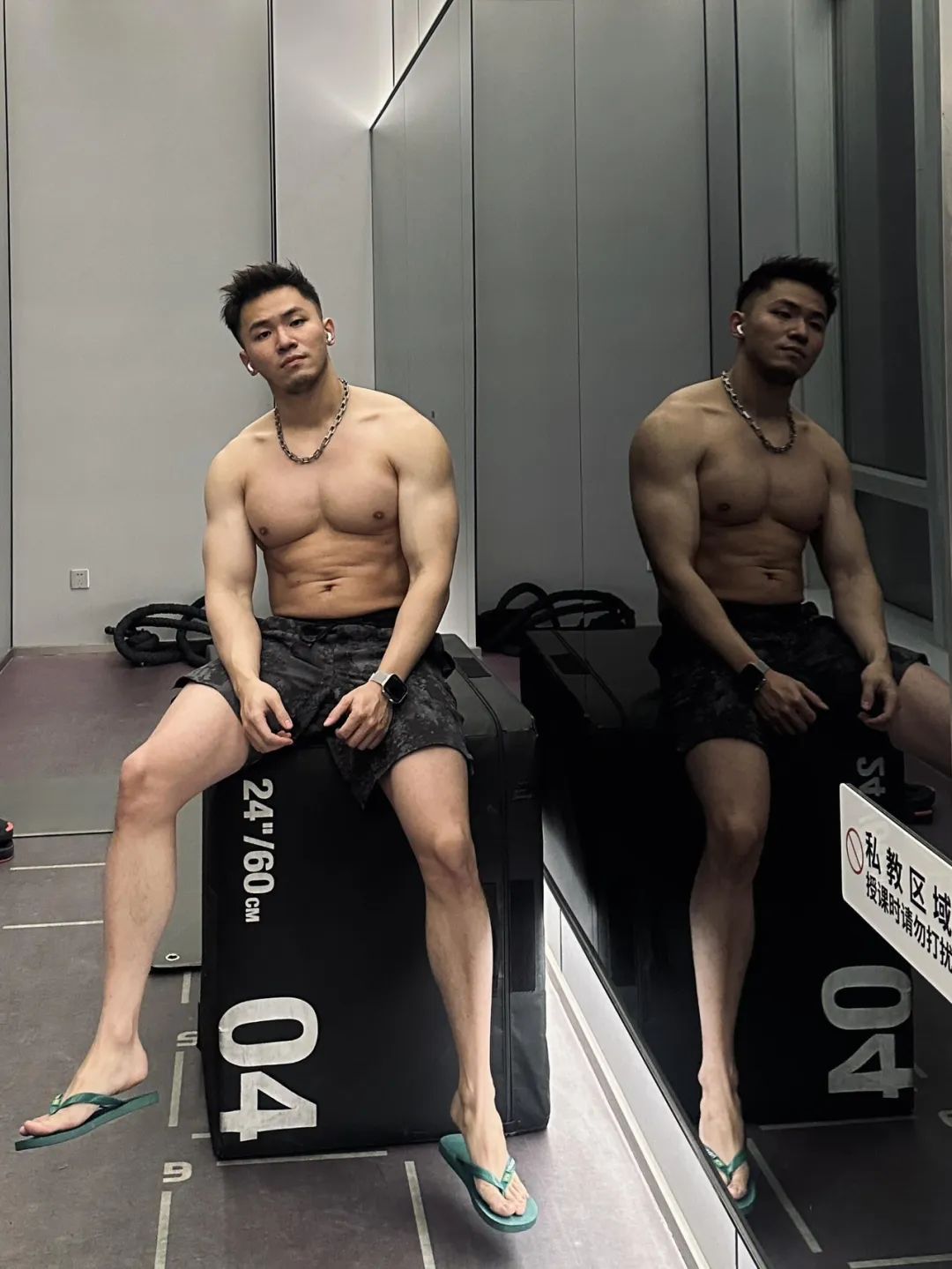来自上海的呆萌肌肉网红，自拍秀帅气身材，厚实胸肌麒麟臂，这脂包肌小腹一看就糯糯唧唧的