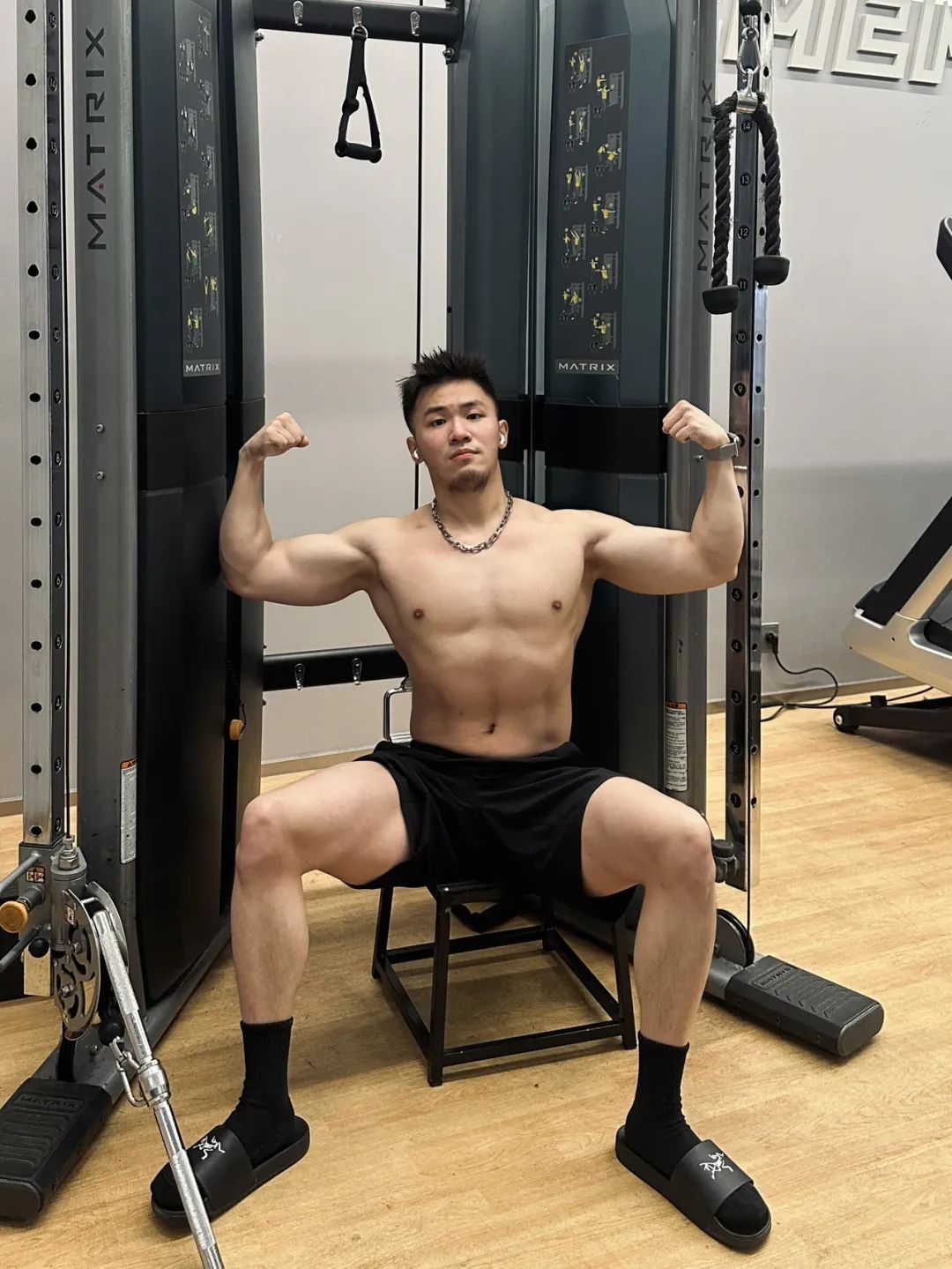 来自上海的呆萌肌肉网红，自拍秀帅气身材，厚实胸肌麒麟臂，这脂包肌小腹一看就糯糯唧唧的