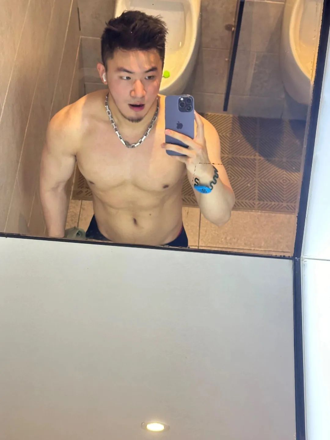 来自上海的呆萌肌肉网红，自拍秀帅气身材，厚实胸肌麒麟臂，这脂包肌小腹一看就糯糯唧唧的