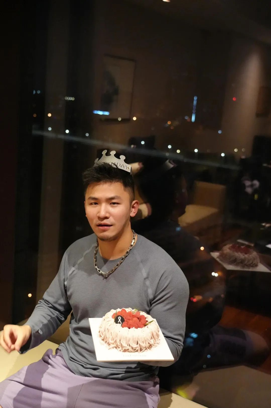 来自上海的呆萌肌肉网红，自拍秀帅气身材，厚实胸肌麒麟臂，这脂包肌小腹一看就糯糯唧唧的