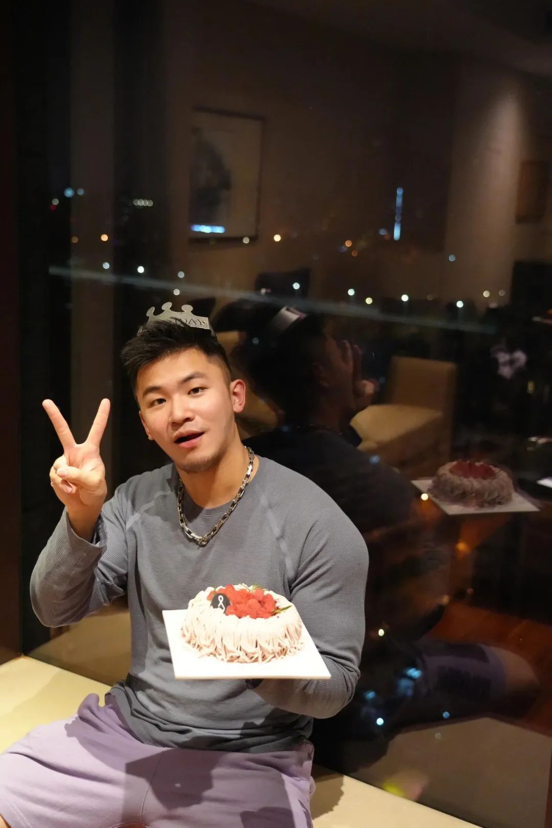 来自上海的呆萌肌肉网红，自拍秀帅气身材，厚实胸肌麒麟臂，这脂包肌小腹一看就糯糯唧唧的