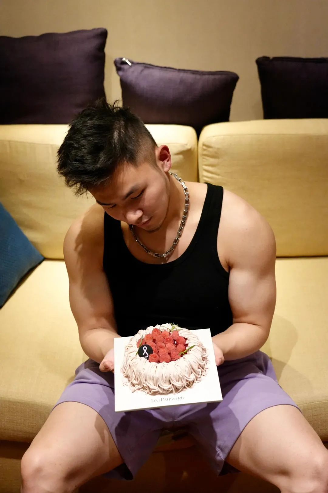 来自上海的呆萌肌肉网红，自拍秀帅气身材，厚实胸肌麒麟臂，这脂包肌小腹一看就糯糯唧唧的