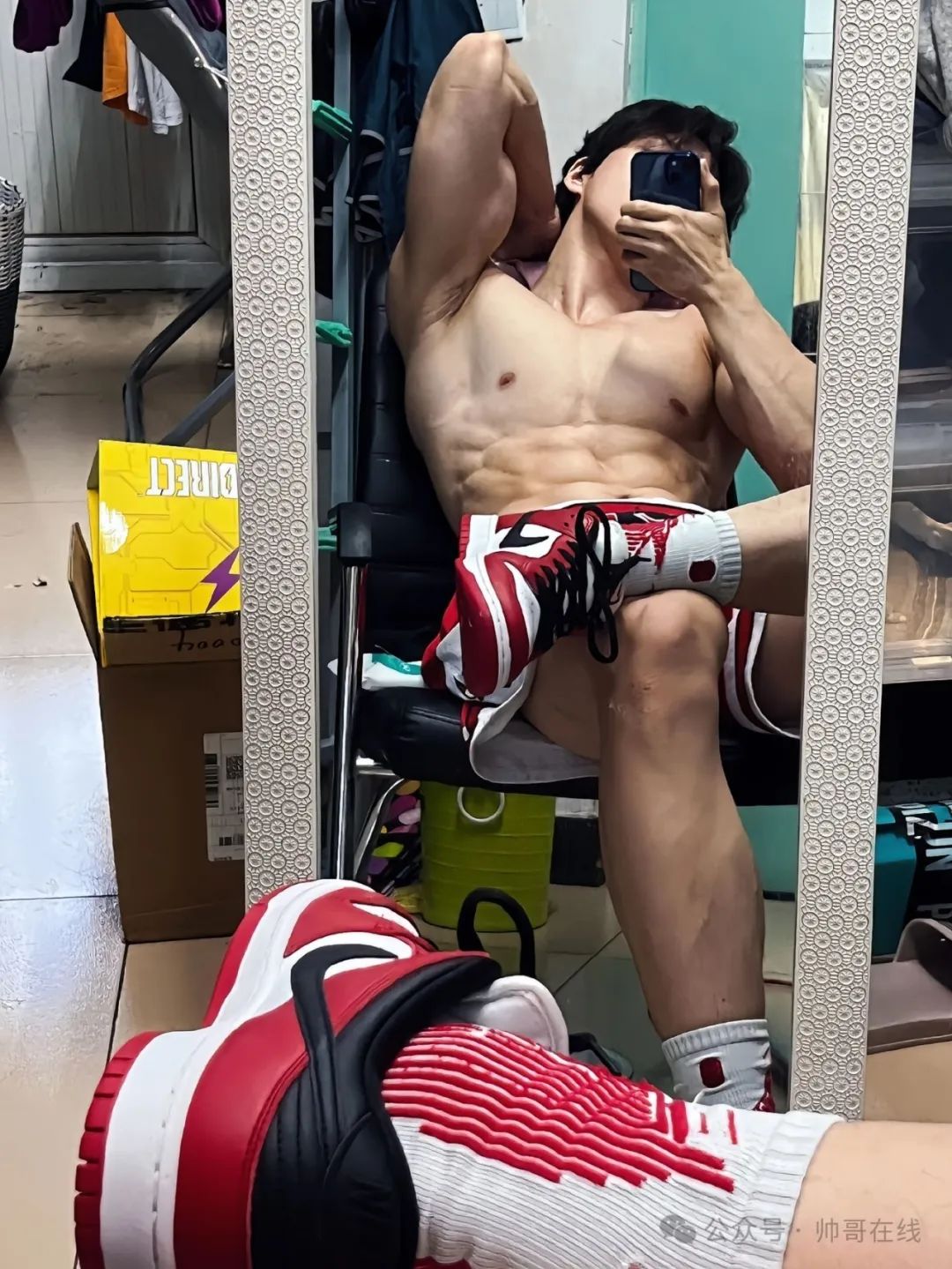 紧身骑行服白皮肌肉健身帅哥，这宽肩窄腰也太绝了！