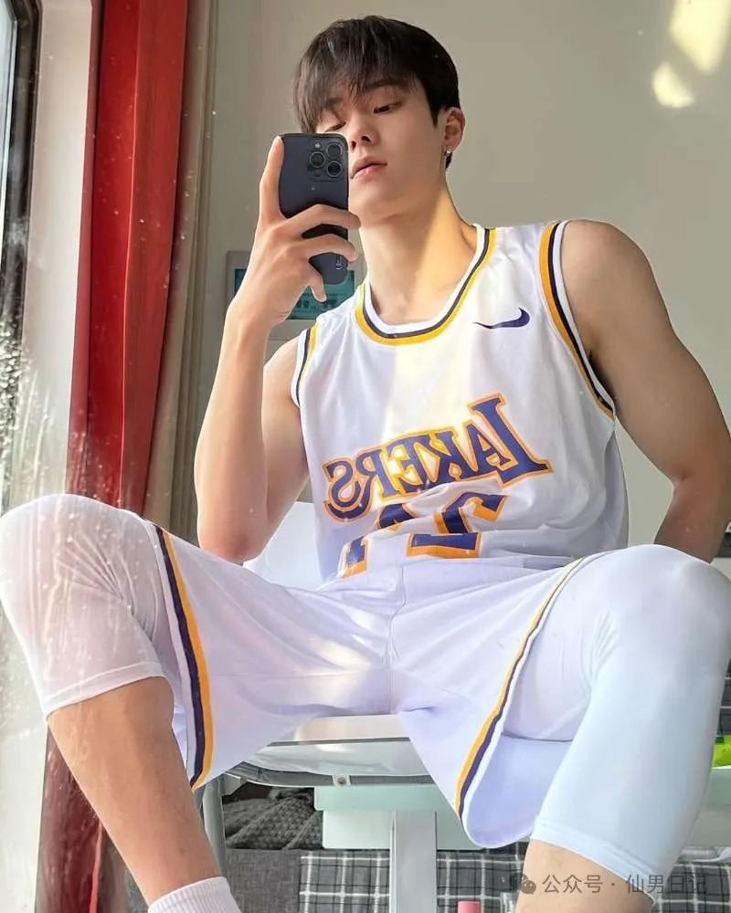 体育生明明可以靠脸，却沉迷擦边……