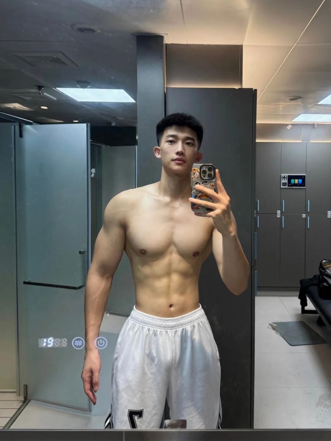 浙江肌肉男大穿白色运动短裤凸显实力藏不住了！