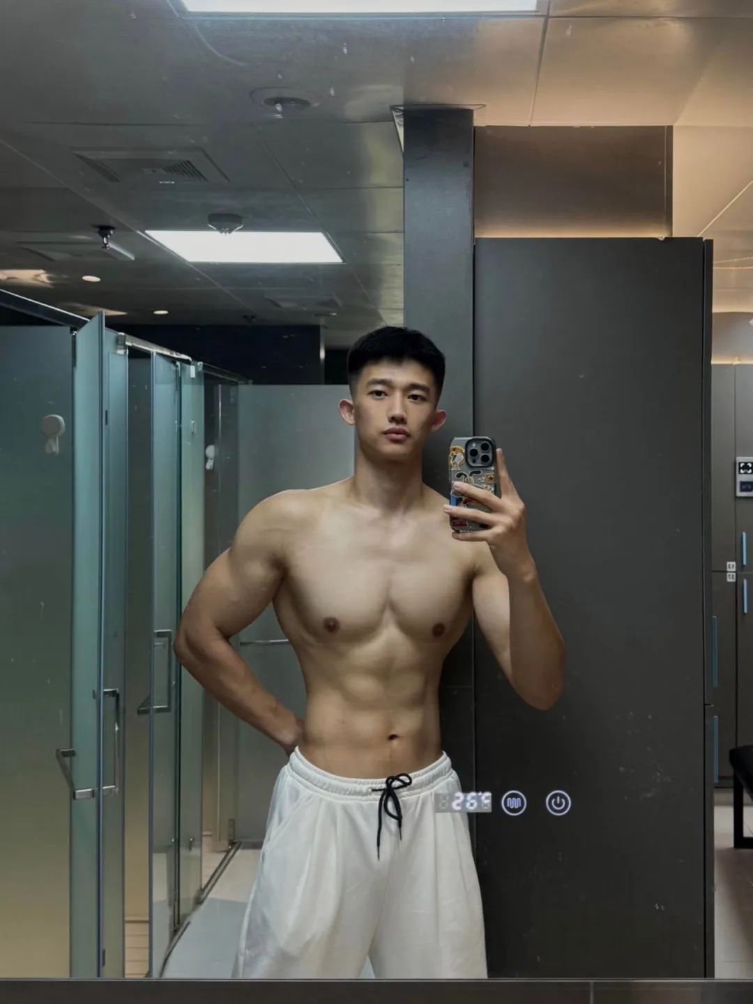 浙江肌肉男大穿白色运动短裤凸显实力藏不住了！