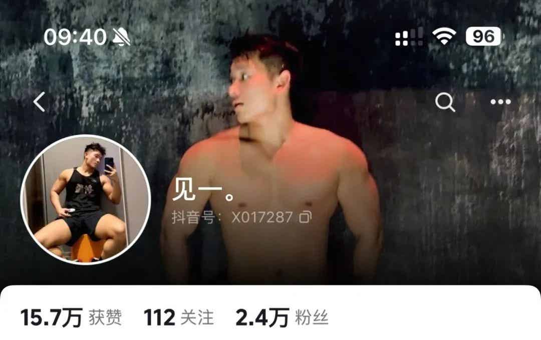 新疆帅气伴郎火了!正装 + 黑皮肌肉身材 = 男性荷尔蒙炸裂! 新疆帅气伴郎火了!正装 + 黑皮肌肉身材 = 男性荷尔蒙炸裂!