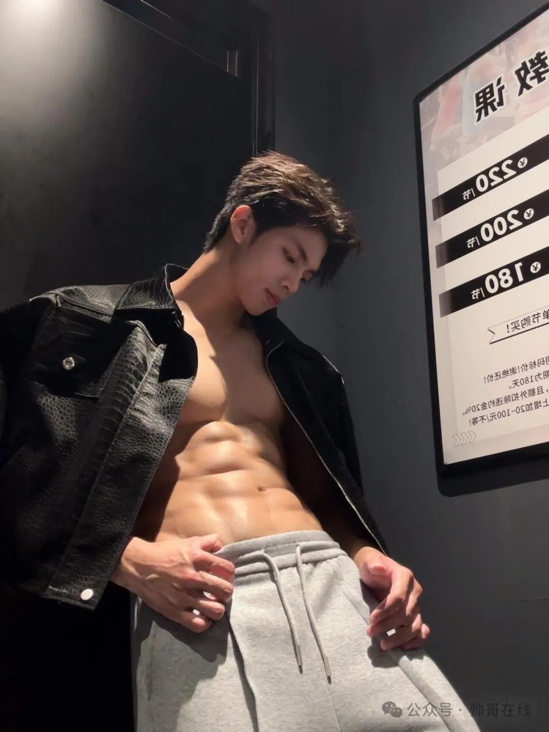 185CM 肌肉帅模特脱衣秀腹肌，网友们都尖叫了!