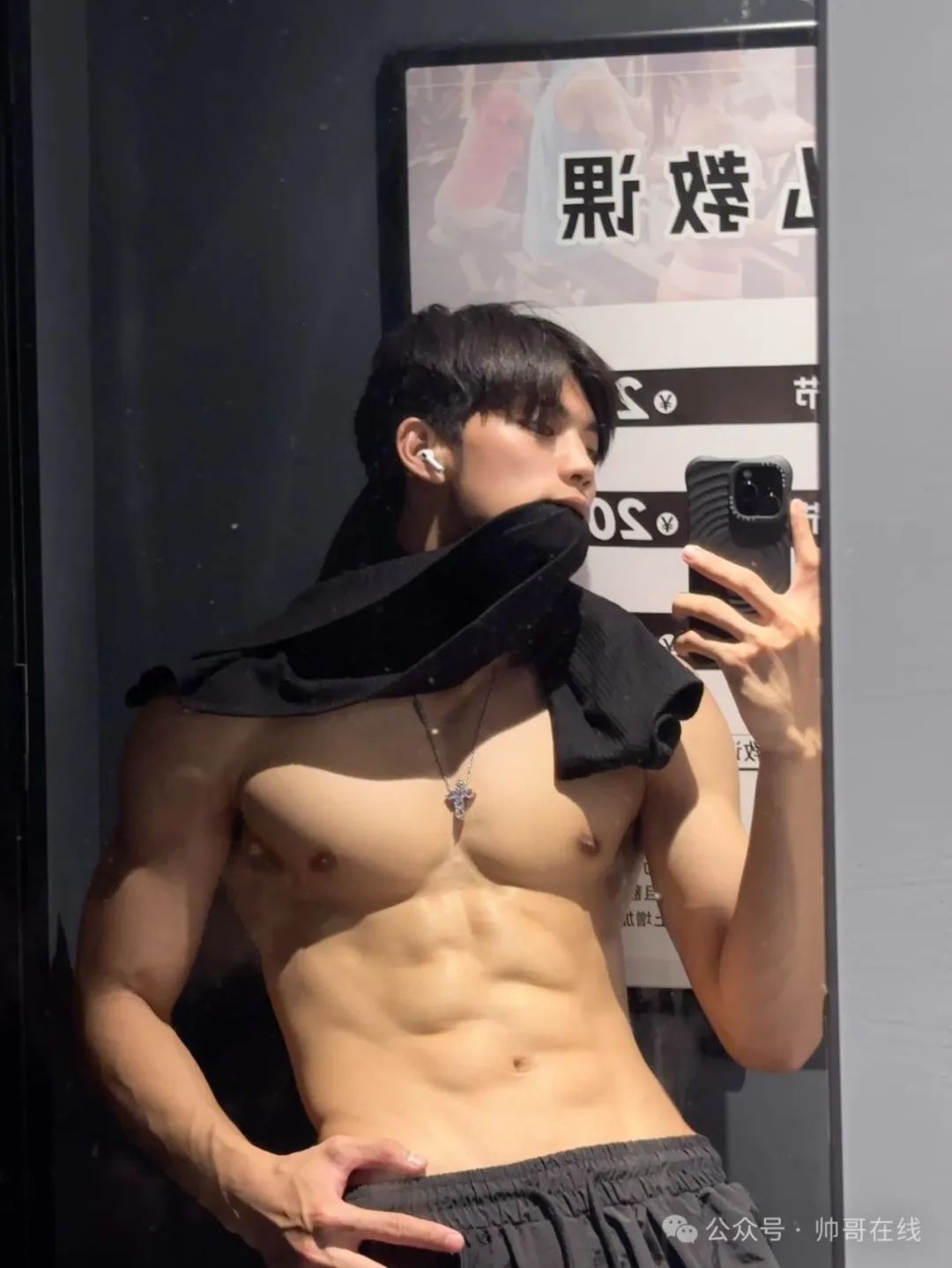 185CM 肌肉帅模特脱衣秀腹肌，网友们都尖叫了!