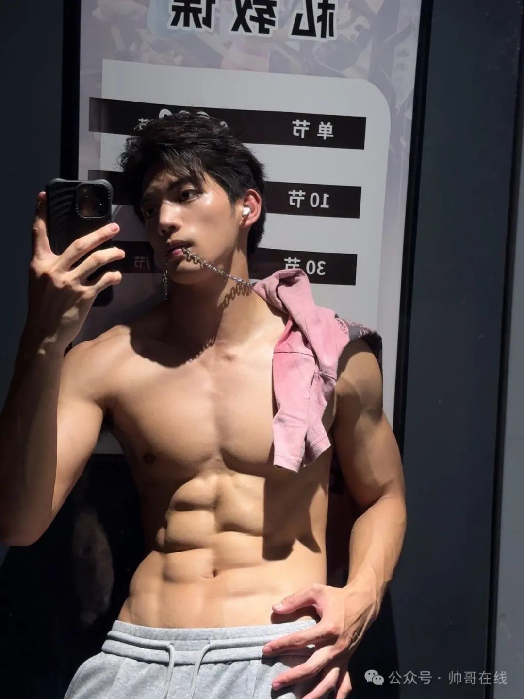185CM 肌肉帅模特脱衣秀腹肌，网友们都尖叫了!