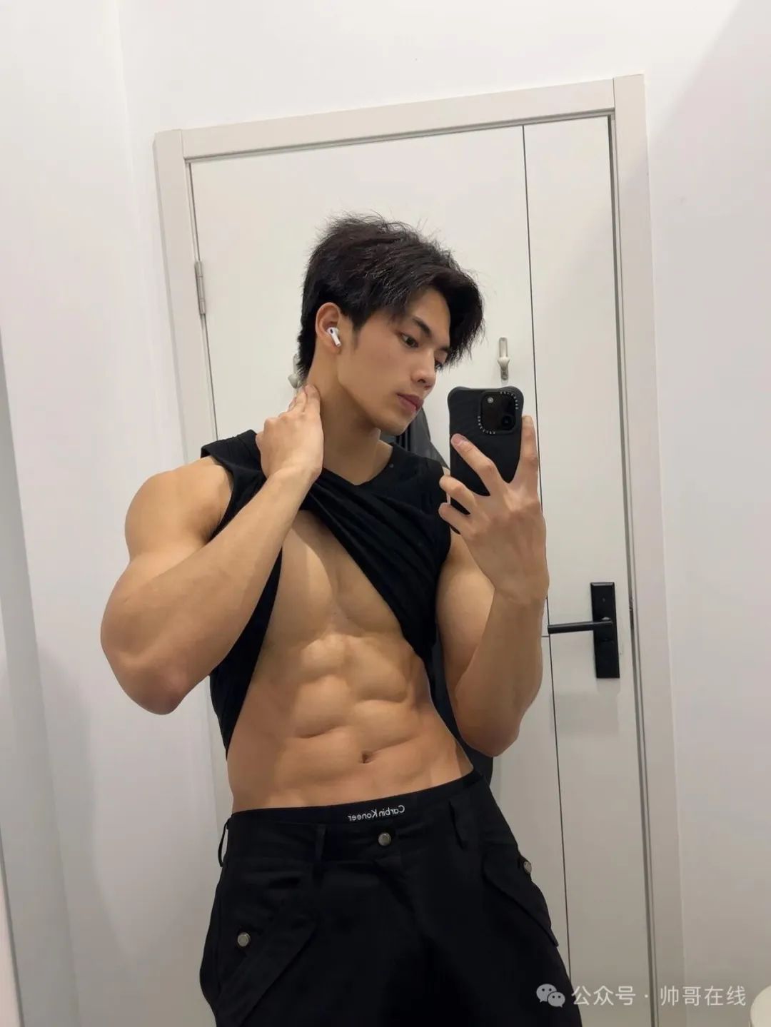 185CM 肌肉帅模特脱衣秀腹肌，网友们都尖叫了!