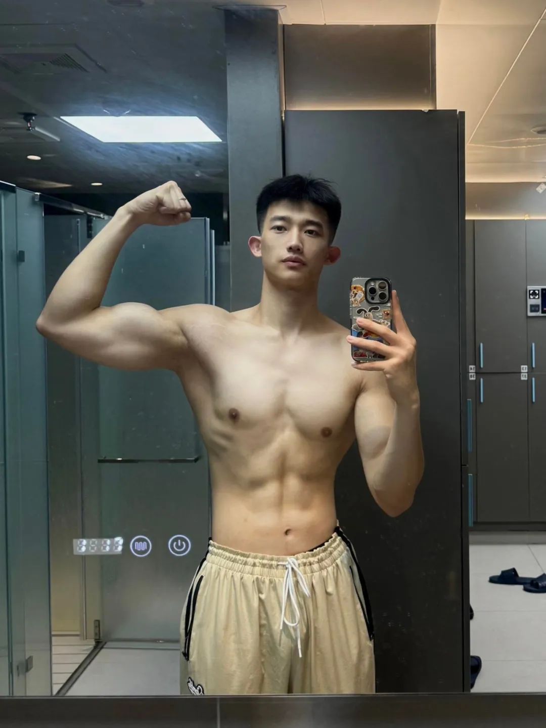 浙江肌肉男大穿白色运动短裤凸显实力藏不住了！