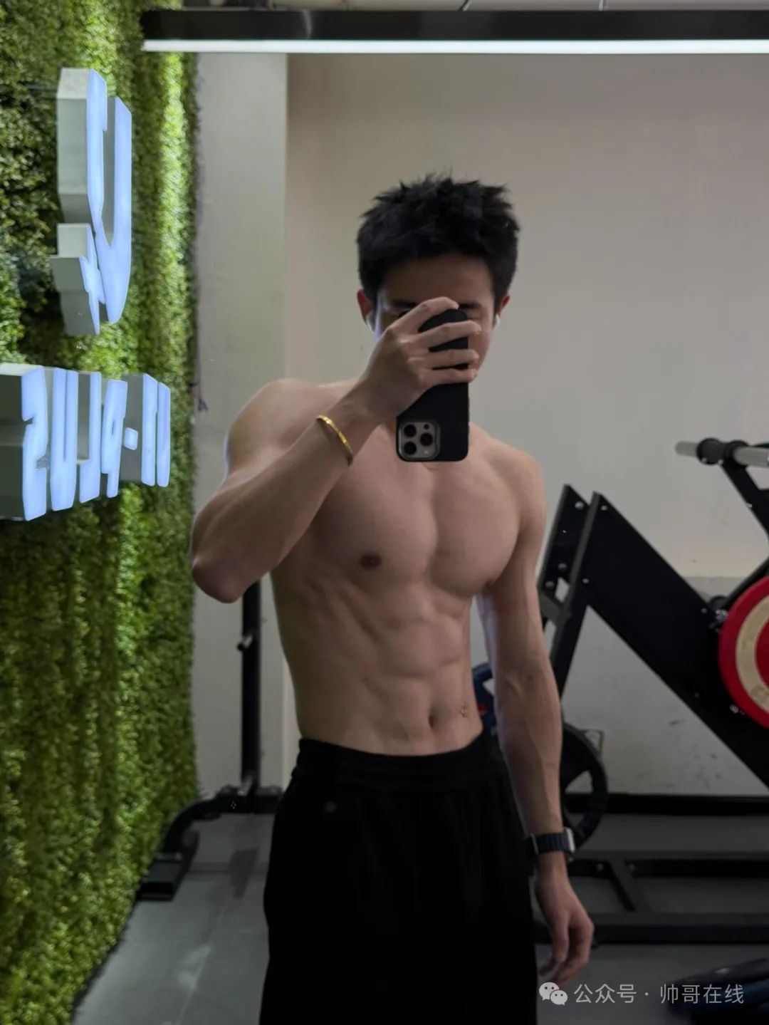 薄肌长腿健身帅哥，健身房里的帅气小狼狗！