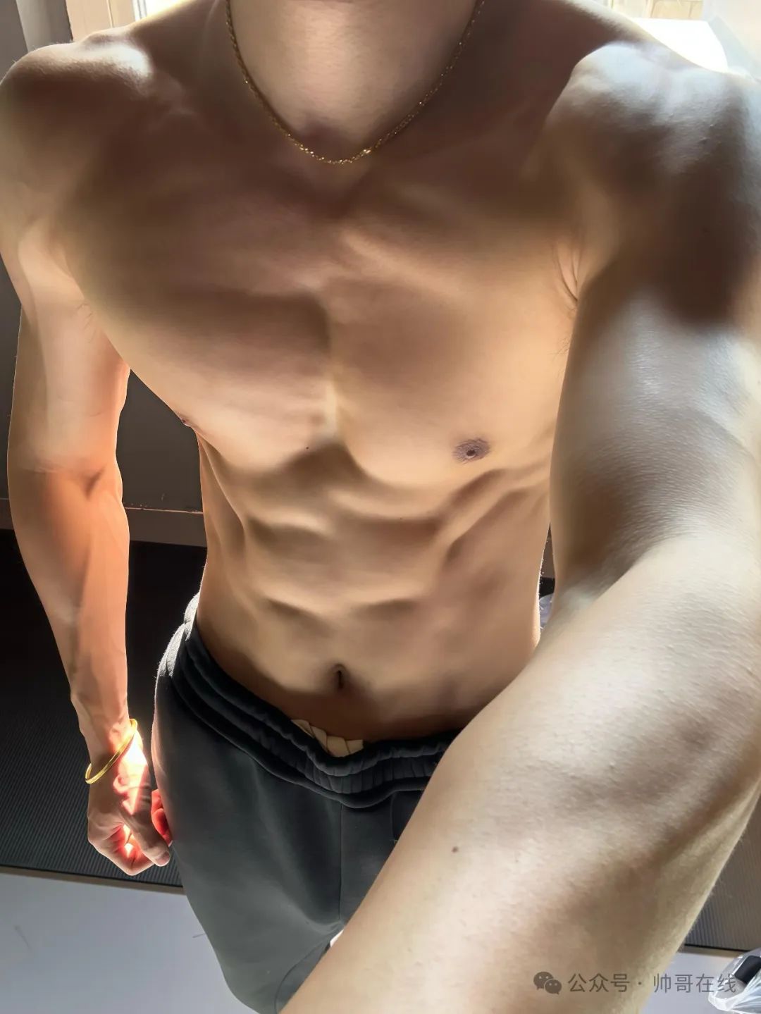 薄肌长腿健身帅哥，健身房里的帅气小狼狗！