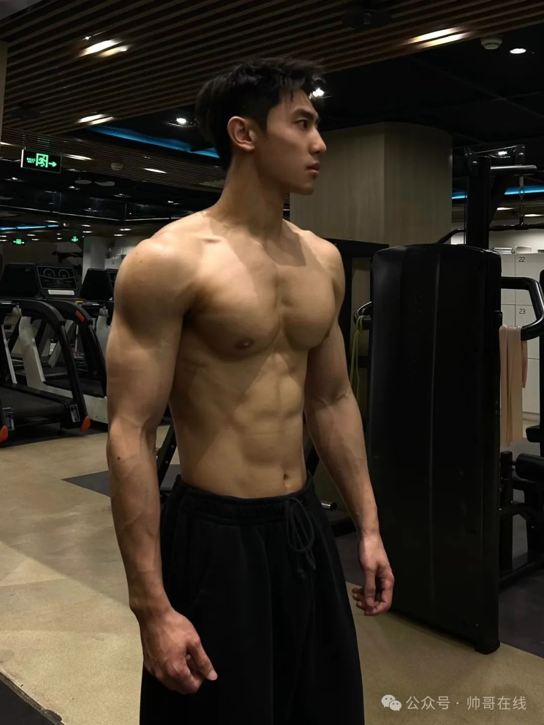 结实健壮的腹肌篮球帅哥，长成了男朋友的样子！