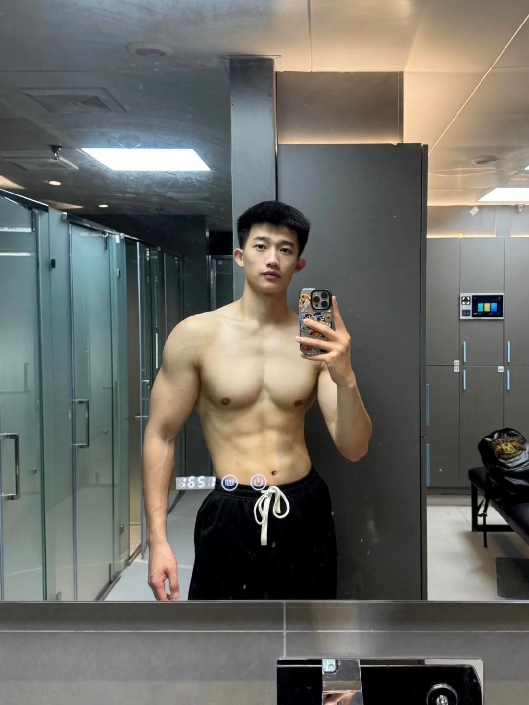 浙江肌肉男大穿白色运动短裤凸显实力藏不住了！