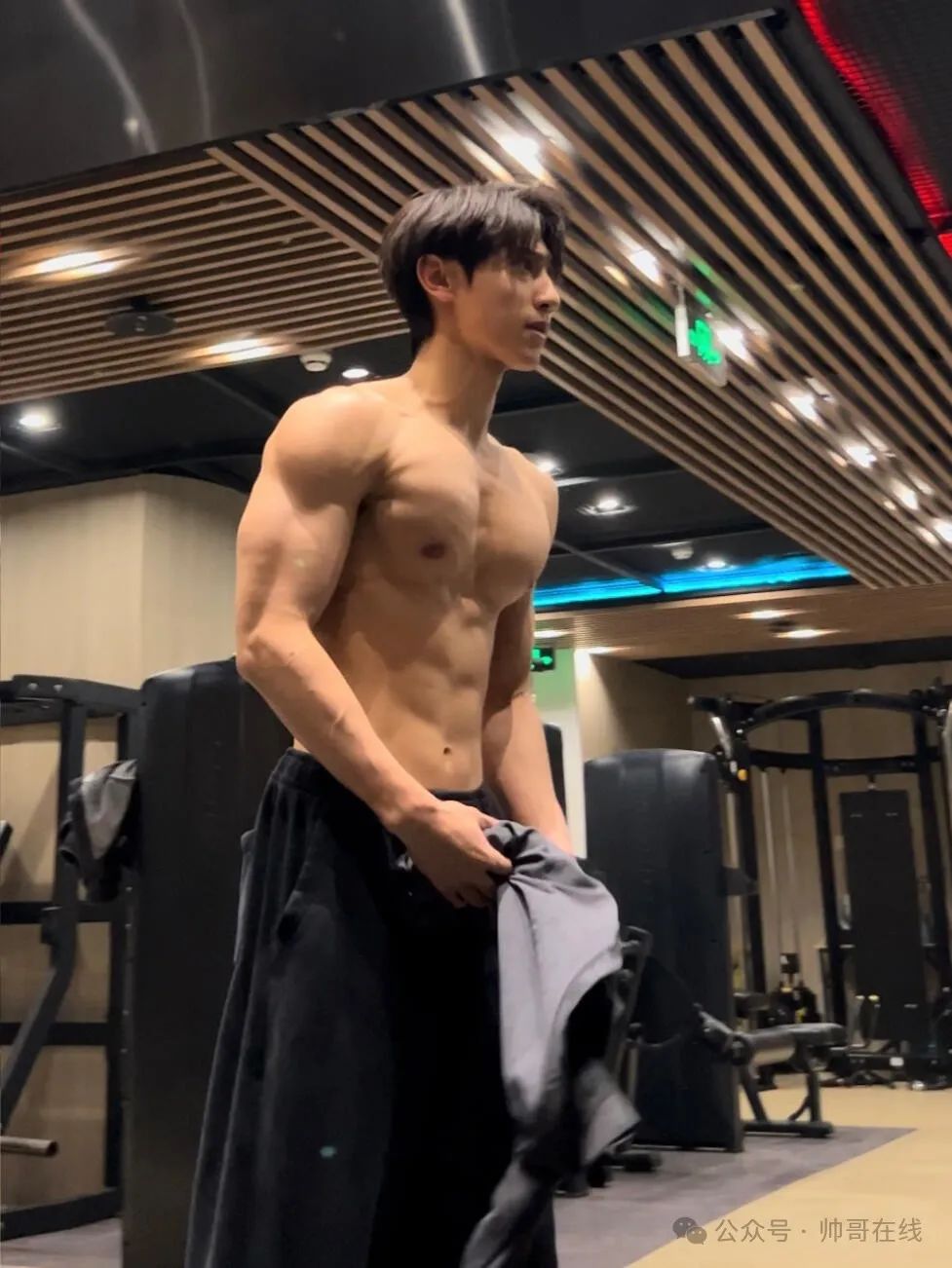 结实健壮的腹肌篮球帅哥，长成了男朋友的样子！