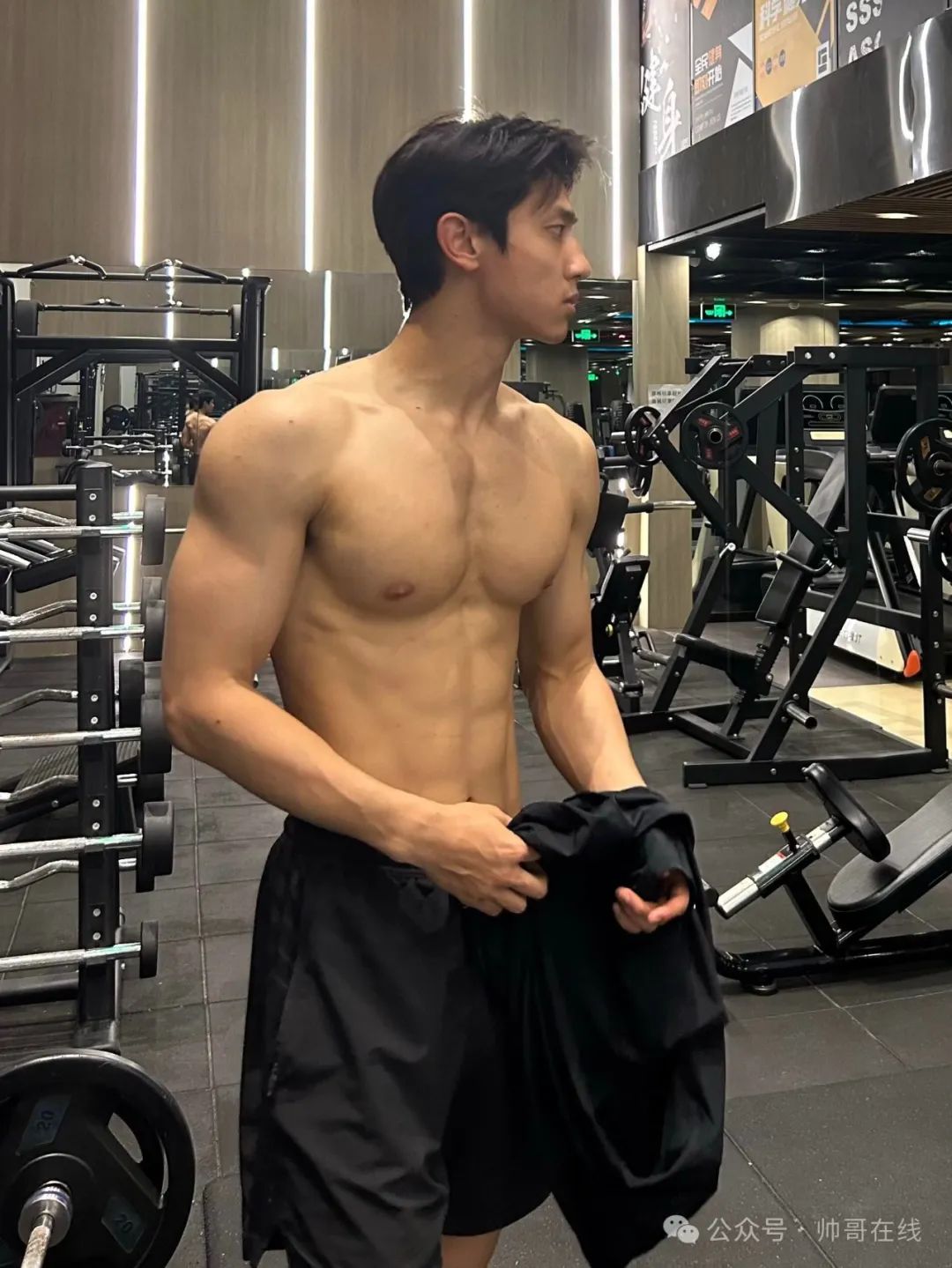 结实健壮的腹肌篮球帅哥，长成了男朋友的样子！