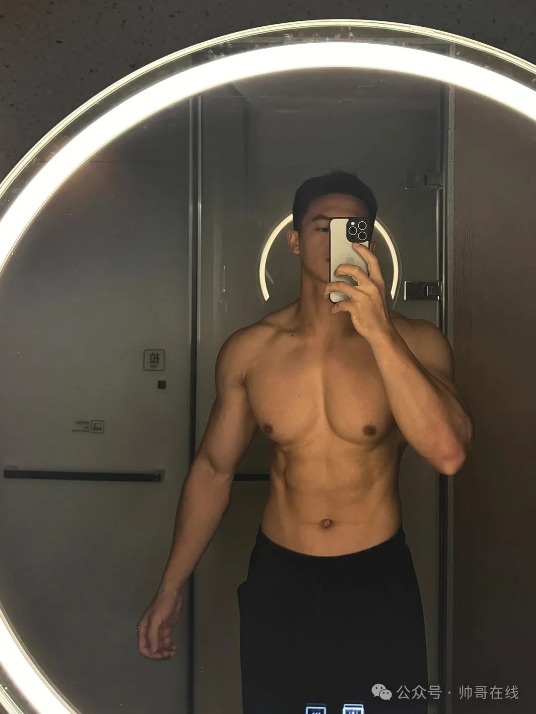 胸肌越练越大的肌肉私教，, 这身材谁不喜欢？