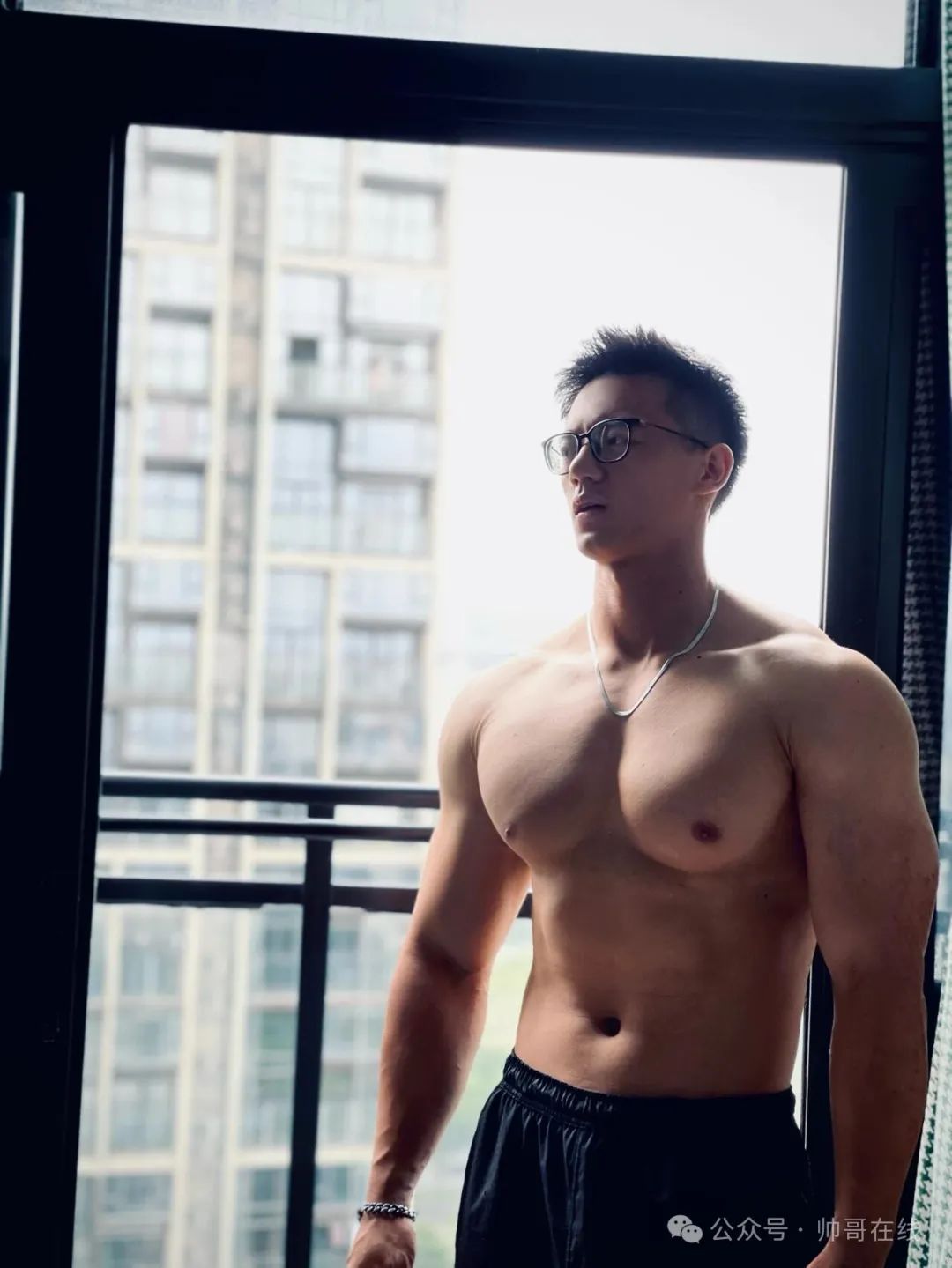 胸肌越练越大的肌肉私教，, 这身材谁不喜欢？