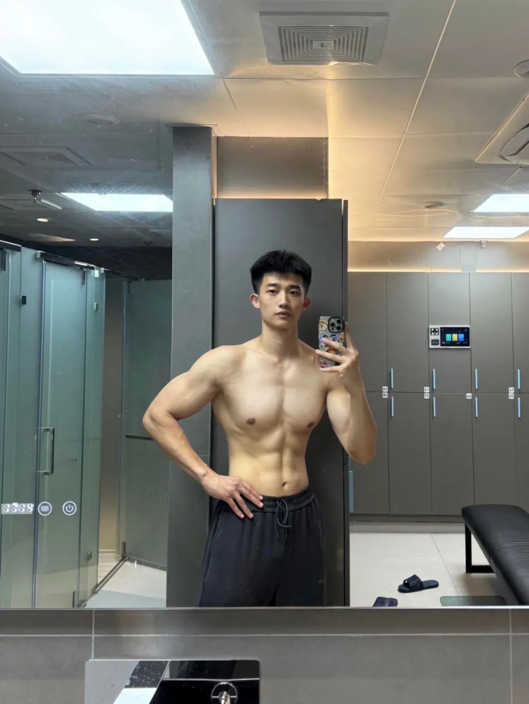 浙江肌肉男大穿白色运动短裤凸显实力藏不住了！