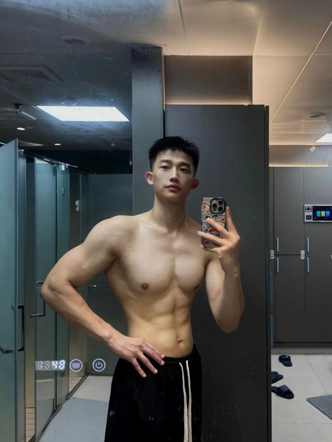浙江肌肉男大穿白色运动短裤凸显实力藏不住了！