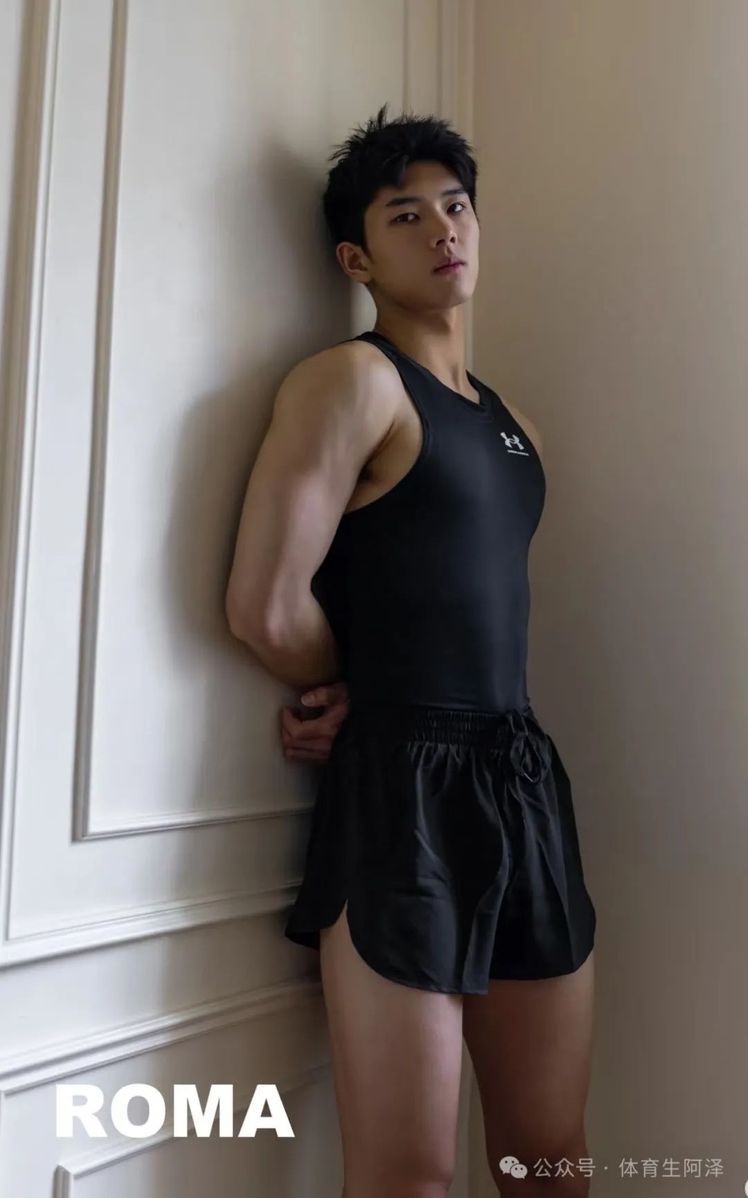 188cm 极品黑皮体育生，因一张肌肉写真爆火全网，超百万关注......