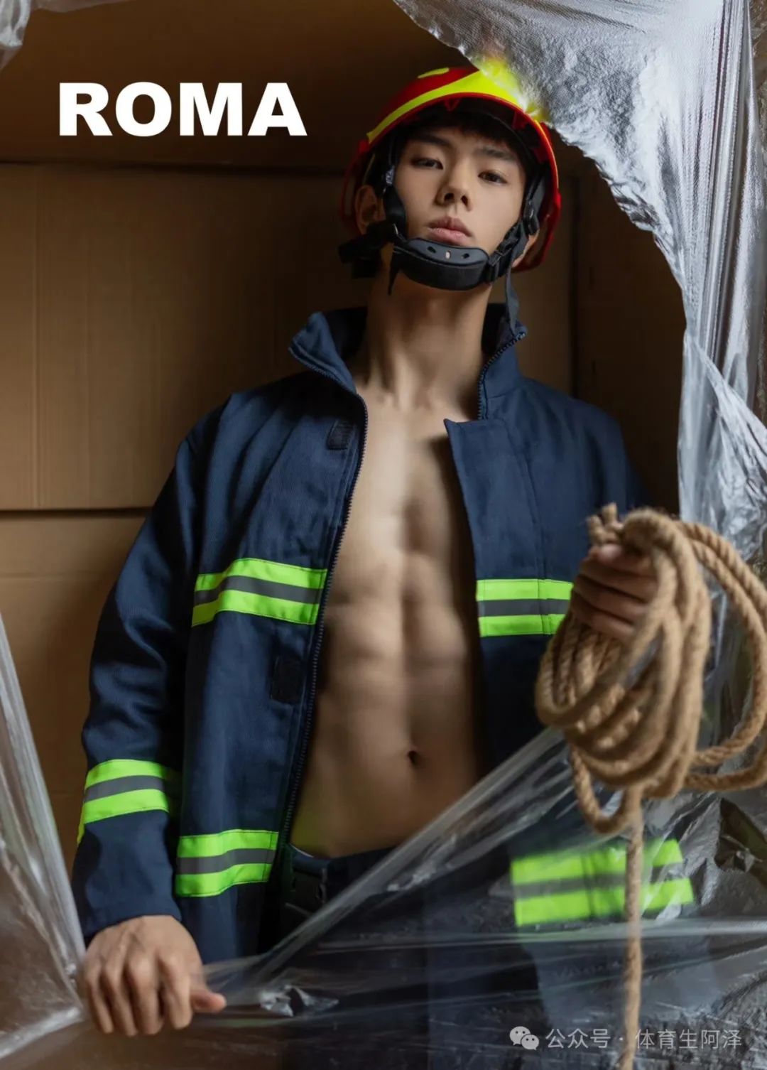 188cm 极品黑皮体育生，因一张肌肉写真爆火全网，超百万关注......