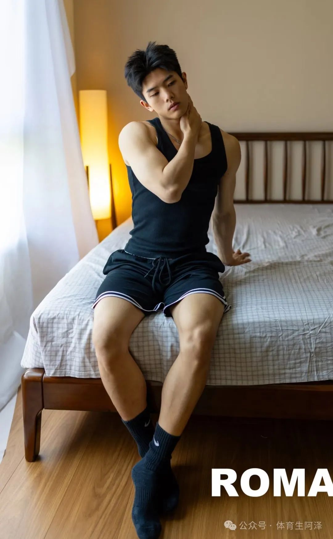 188cm 极品黑皮体育生，因一张肌肉写真爆火全网，超百万关注......