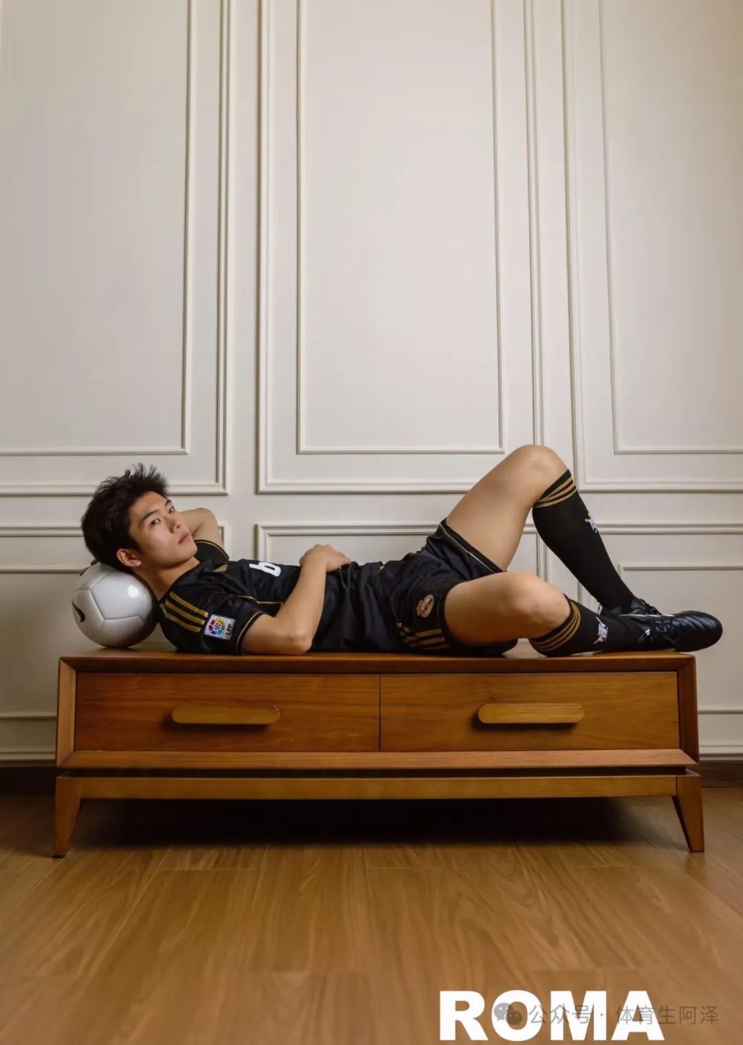 188cm 极品黑皮体育生，因一张肌肉写真爆火全网，超百万关注......