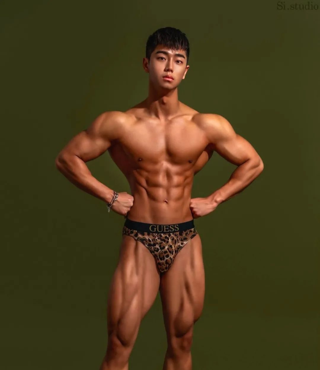 豹纹肌肉黑皮健身男模 豹纹肌肉黑皮健身男模