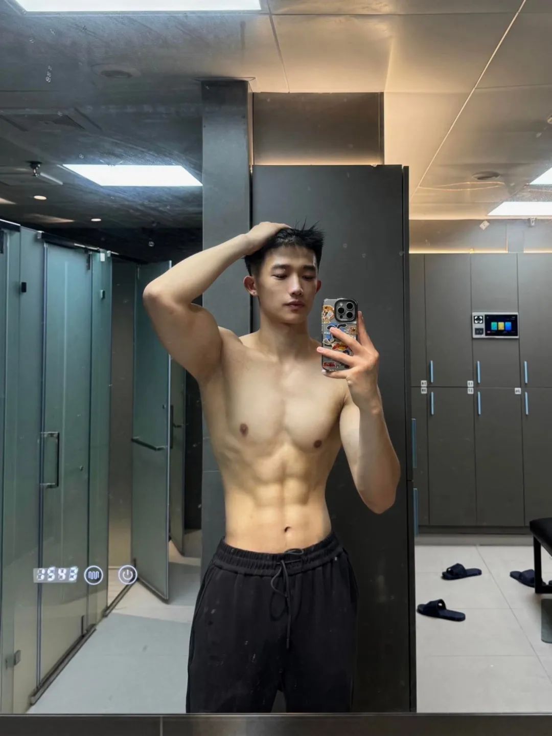 浙江肌肉男大穿白色运动短裤凸显实力藏不住了！