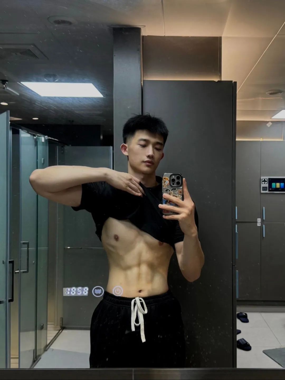 浙江肌肉男大穿白色运动短裤凸显实力藏不住了！