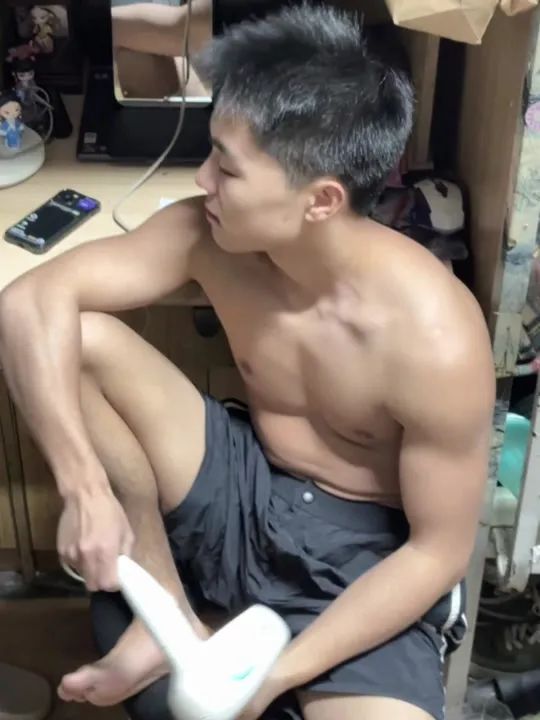 室友是腹肌帅哥是种什么体验？每天都像住在 X 片场！