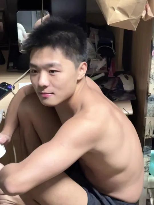 室友是腹肌帅哥是种什么体验？每天都像住在 X 片场！