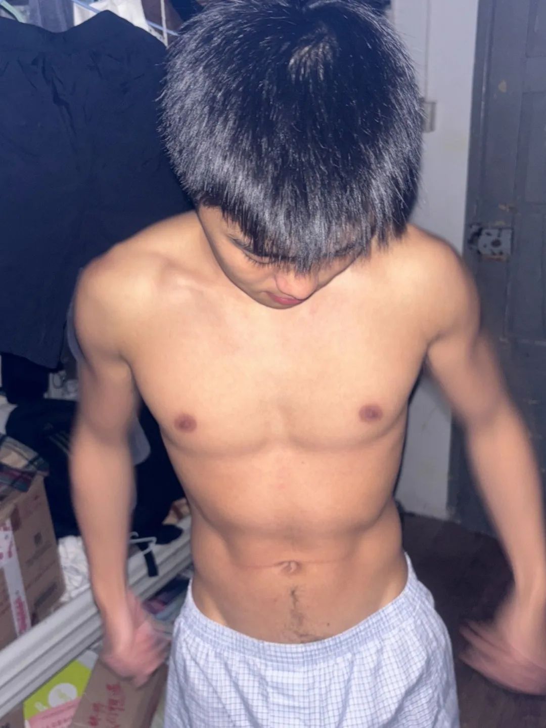 室友是腹肌帅哥是种什么体验？每天都像住在 X 片场！