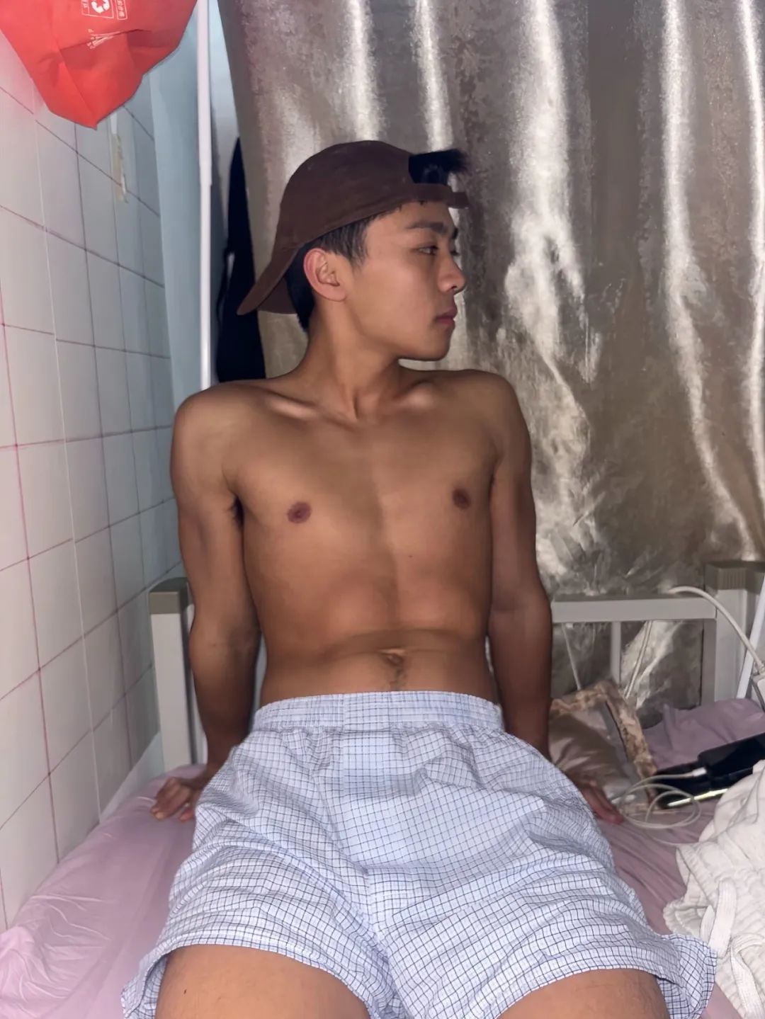 室友是腹肌帅哥是种什么体验？每天都像住在 X 片场！