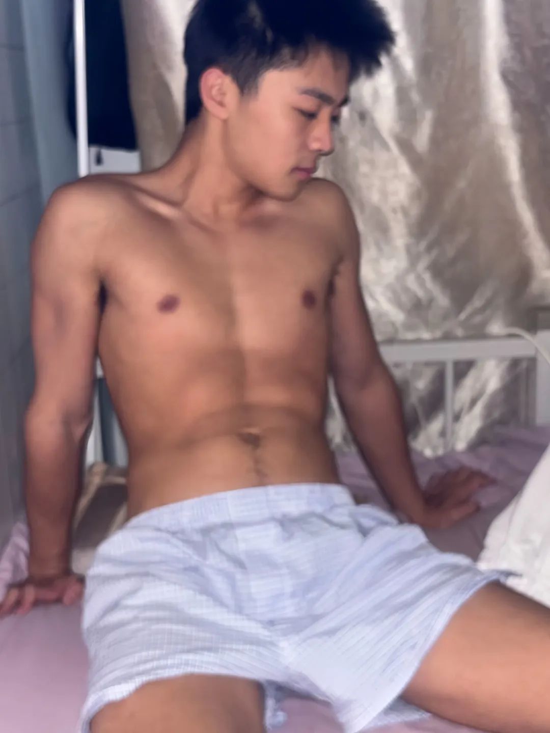 室友是腹肌帅哥是种什么体验？每天都像住在 X 片场！