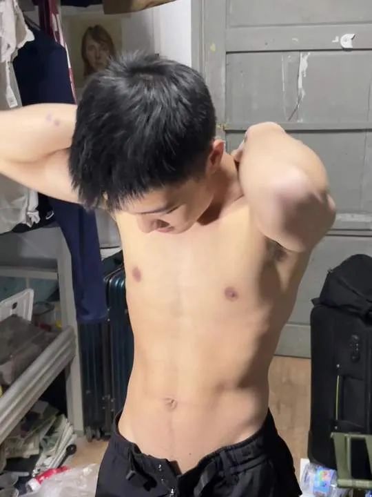 室友是腹肌帅哥是种什么体验？每天都像住在 X 片场！